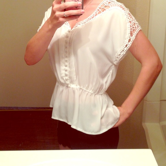 Tops - 💝HP💝 White peplum top
