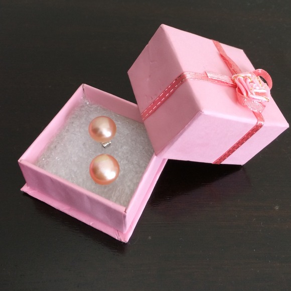Fresh water pearl stud earring