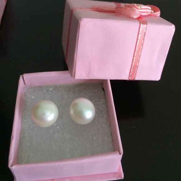 Fresh water pearl stud earring