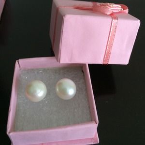 Fresh water pearl stud earring