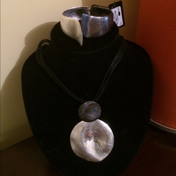 Necklace and bracelet set