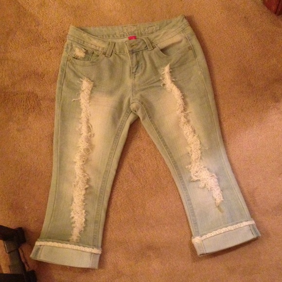 ❌SOLD❌ Destroyed light wash capris - Picture 2 of 3