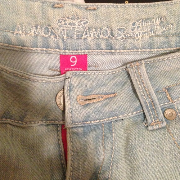 ❌SOLD❌ Destroyed light wash capris - Picture 3 of 3