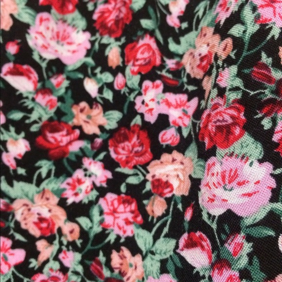 ❌SOLD❌ Floral Ruffle Shorts - Picture 2 of 3