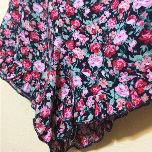 ❌SOLD❌ Floral Ruffle Shorts - Picture 3 of 3