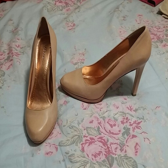 Nude pumps