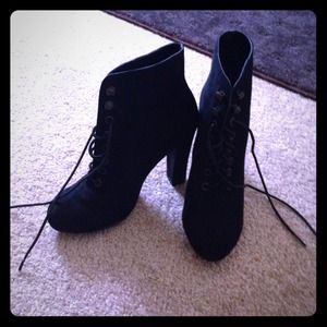 Low cut black boots heel