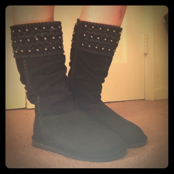 *Brand NEW* Bearpaw Black Boots with fur lining - Picture 1 of 3
