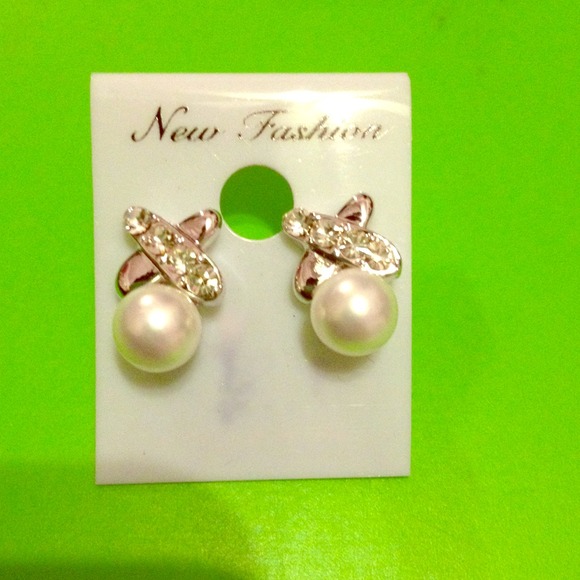 Jewelry - Crystal pearl earring studs
