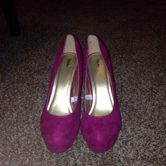 SOLD Pink Pumps - Picture 2 of 4