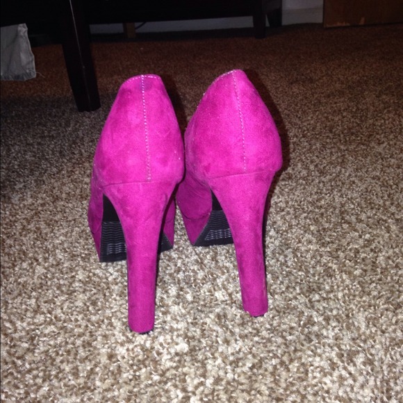 SOLD Pink Pumps - Picture 3 of 4