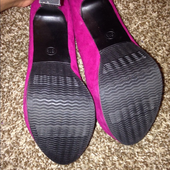 SOLD Pink Pumps - Picture 4 of 4