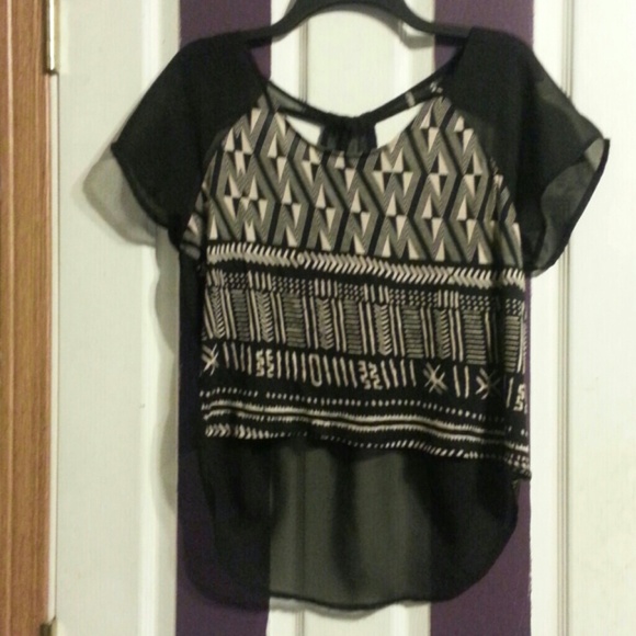 🚫BUNDLED🚫Tribal Print Blouse with Back Cutouts - Picture 2 of 4