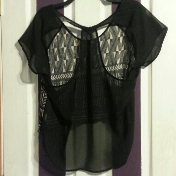 🚫BUNDLED🚫Tribal Print Blouse with Back Cutouts - Picture 3 of 4