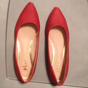 Coral, pointed toe flats with gold tips