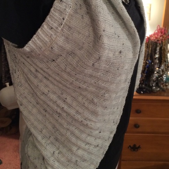 ❌❌sold❌❌White and gray sweater vest - Picture 2 of 3