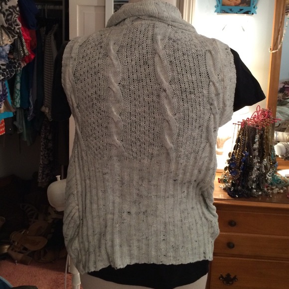 ❌❌sold❌❌White and gray sweater vest - Picture 3 of 3