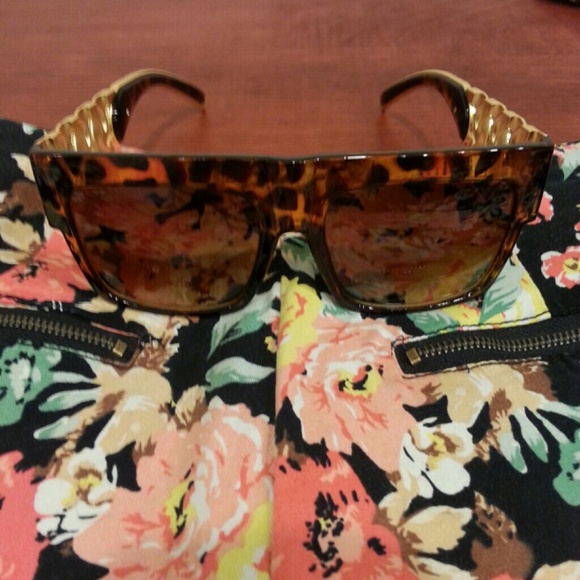 Tortoise shell large sunglasses