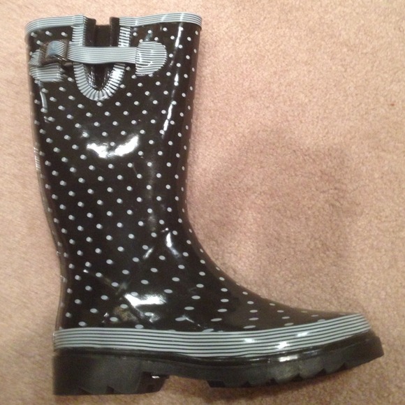 Too small - Picture 1 of 2