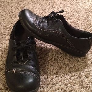 Black leather tie up Clarks dress shoe