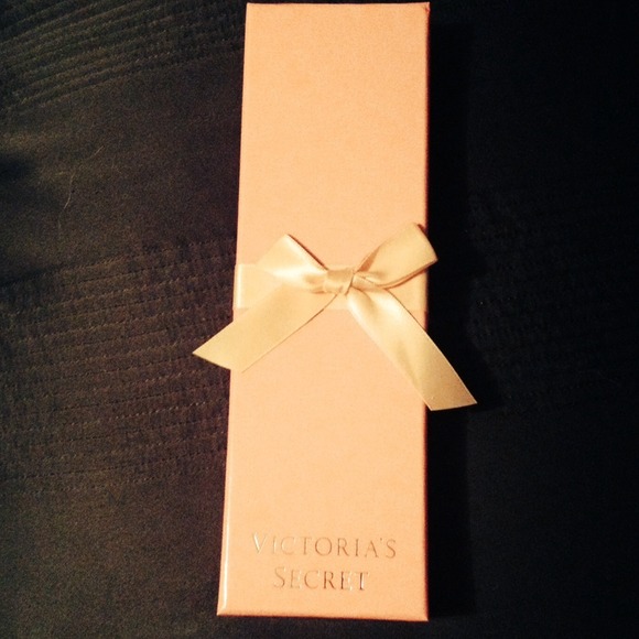 Victoria's Secret necklace - Picture 2 of 3