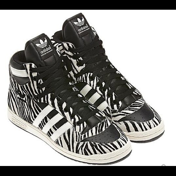 Sold 📛 Addidas high tops. Woman's size 61/2