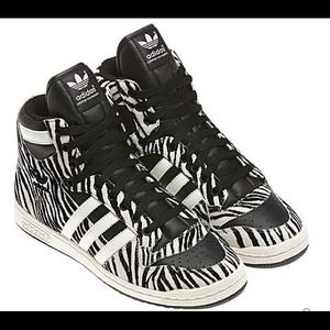Sold 📛 Addidas high tops. Woman's size 61/2