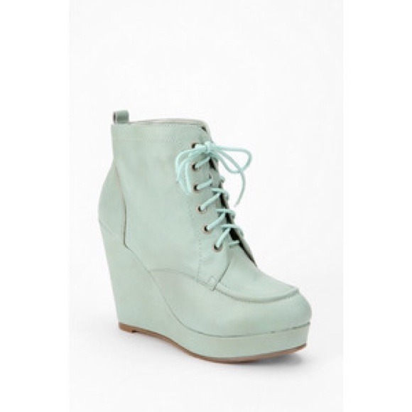 Deena and Ozzy "frosty green" booties🐬