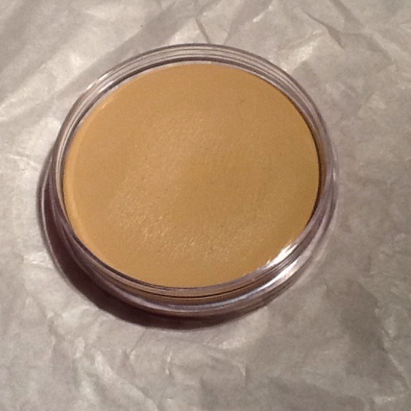 Too faced air buffet BB CREME in vanilla glow - Picture 3 of 3