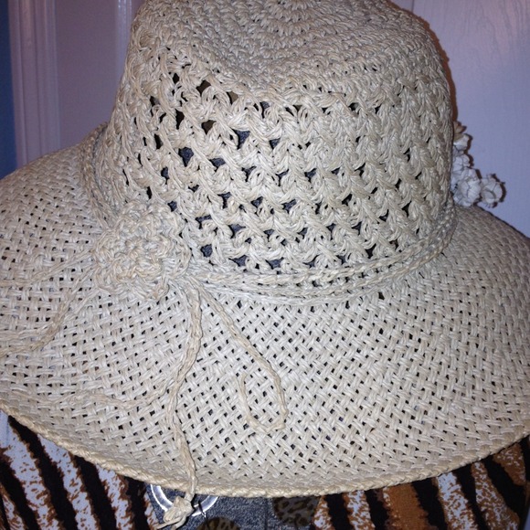 Straw Hat with floral bouquet - Picture 2 of 2