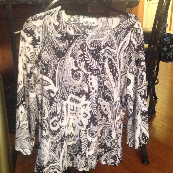 Black and white 100% polyester top (DI)