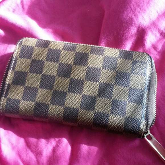 ****Sale****Authentic Louis zippy compact wallet