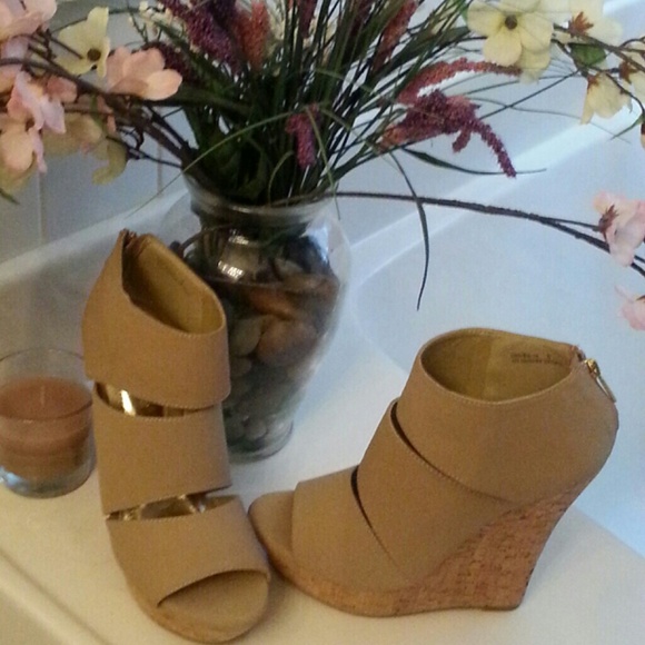 Dollhouse wedge heels