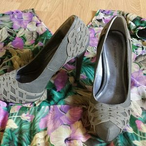 Grey pumps????