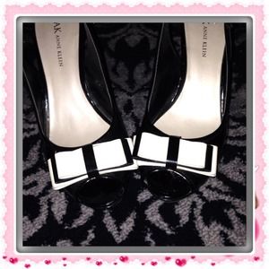 Anne Klein bow heels