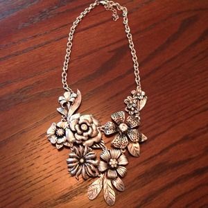 Flowers necklace..silver tone.. New