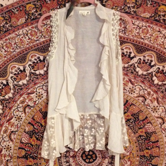 ✨TRADED✨ Adorable Boutique Ruffle/Lace Top