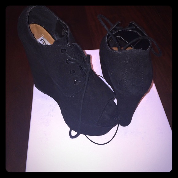 Steve Madden Black Wedges
