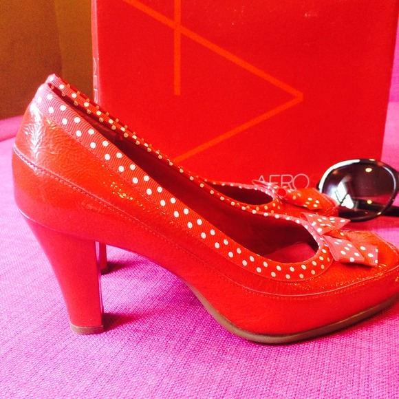 New AEROSOLES 100% Leather Red Heels with Bow