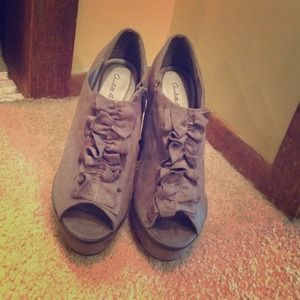 Peep toe heel with ruffle