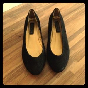 Black kitten heel pumps