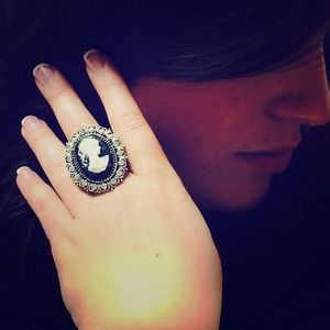 Black & White Cameo Stretch Ring