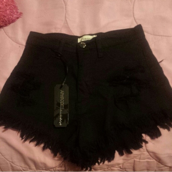 Distressed Highwaisted Shorts