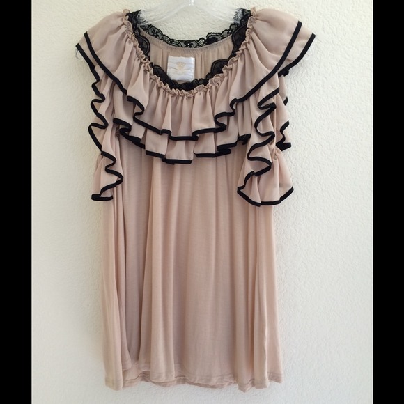 🚫SOLD🚫🎉HPICK🎉Ruffle Chiffon Front Light Top