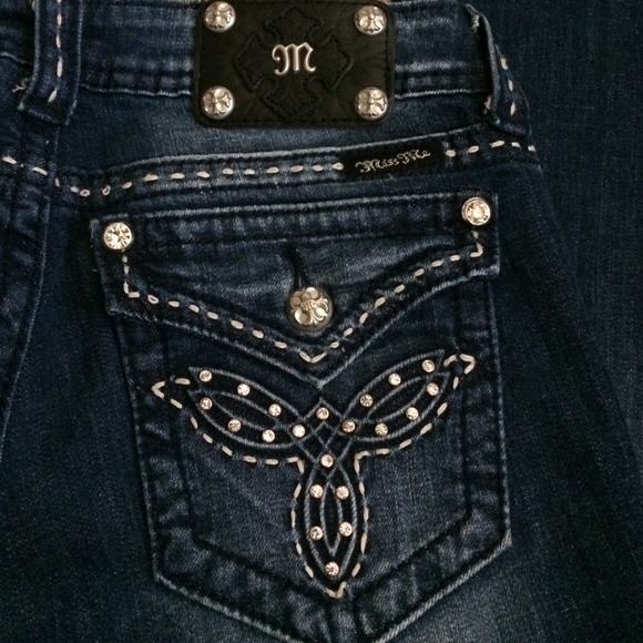 Miss Me Jeans w/Rinestones. Size 28 x 33. like New - Picture 2 of 4