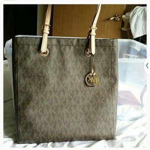 ***SOLD**** Bundle of Mk Handbag and Wallet