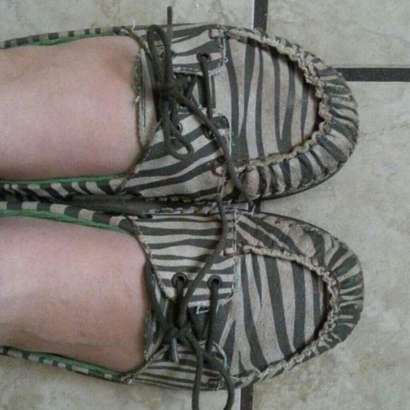 Shoes - Picture 2 of 3