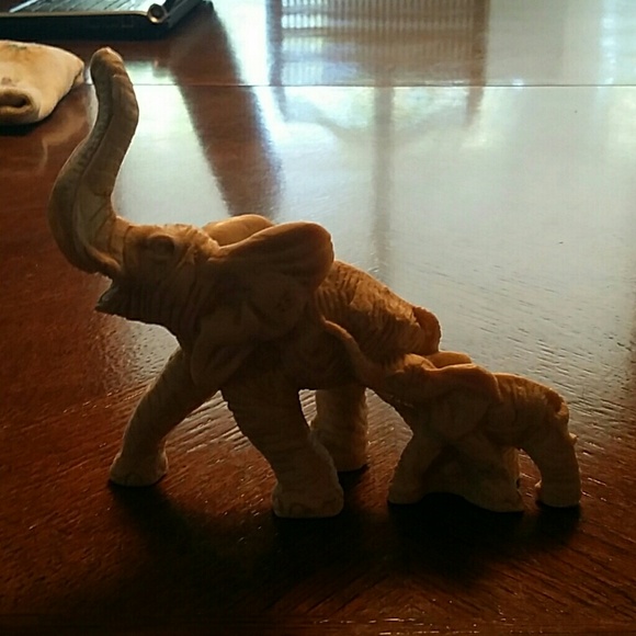 Momma and baby elephant statue