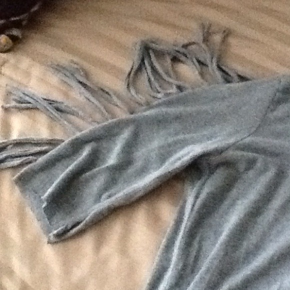 Billabong grey cotton open back fringe sleeve top.