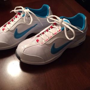 Nike Air Essential sneaker